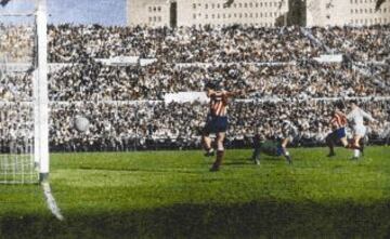 El 13 de Mayo de 1959 se jugó el tercer partido (de desempate) en la Romareda, ganó el Real Madrid 2-1. En la imagen, el derechazo de Puskás supera a Pazos. Callejo tampoco pudo evitar el gol del triunfo merengue.
