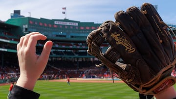 BOSTON (United States), 04/04/2025.- A young Boston Red Sox fan waits for an opportunity to catch a ball during batting practice at Fenway Park before the start of the home opening game between the Boston Red Sox and the St. Louis Cardinals in Boston, Massachusetts, USA, 04 April 2025. EFE/EPA/CJ GUNTHER