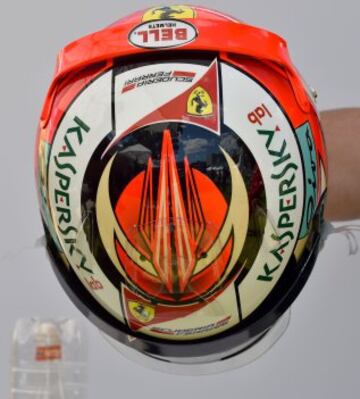 Parte superior del casco del piloto finlandés Kimi Raikkonen de Ferrari.