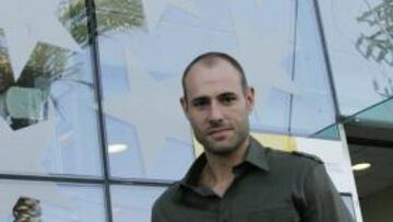 <b>LA ESPERA. </b>Carlos Sánchez posa para AS en Leganés, la ciudad del sur de Madrid donde vive.