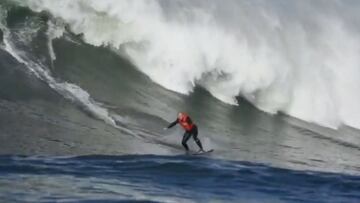 Matt Formston surfeando una ola gigante en Praia do Norte (Nazar&eacute;, Portugal), en 2022. 