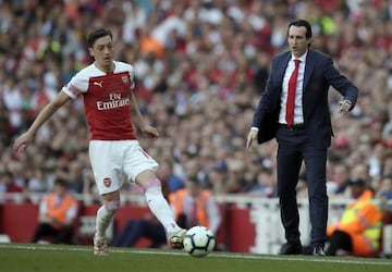 Arsenal manager Unai Emery gestures as Arsenal&#039;s Mesut Ozil passes the ball during the English Premier League soccer match between Arsenal and Crystal Palace at the Emirates Stadium in London, Sunday, April 21, 2019. (AP Photo/Tim Ireland)