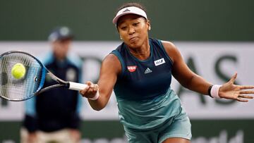 Naomi Osaka de Japón devuelve una bola a Danielle Collins de Estados Unidos este lunes en un partido del Abierto de Tenis de Indian Wells.
