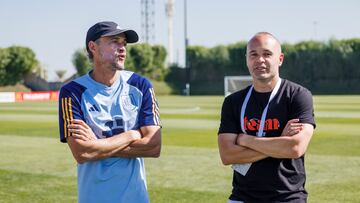 DOHA (CATAR), 24/11/2022.- El exjugador internacional español Andrés Iniesta ha visitado este jueves la concentración de la selección española de fútbol que dirige Luis Enrique (i) en la Universidad de Catar. EFE/RFEF/Pablo García ***SOLO USO EDITORIAL, SOLO DISPONIBLE PARA ILUSTRAR LA NOTICIA QUE ACOMPAÑA (CRÉDITO OBLIGATORIO)***