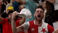 Un fan en la grada se lleva el protagonismo en el despropósito del 2-1: nadie entendió nada