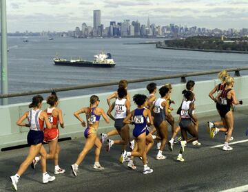 El grupo de las mujeres profesionales durante la Maratón de 1998 cruzan por el famoso Varazano Narrows Bridge.