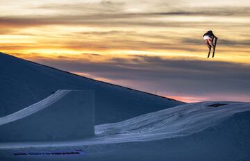 Sesión de saltos al atardecer en el Snowpark Sulayr, en Sierra Nevada, durante el Día de Andalucía 2019.