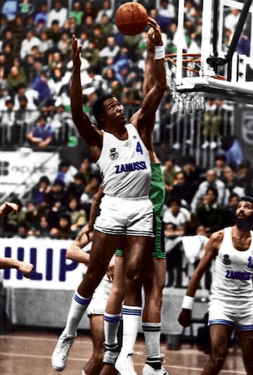 El Real Madrid también ha abierto expedientes en el baloncesto. En abril de 1986 se le abrió uno al estadounidense Wayne Robinson tras unas declaraciones en las que afirmaba que Iturriaga, Corbalán y Fernando Martín marginaban a su compatriota Townes.