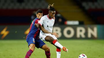 BARCELONA, 22/10/2023.- El defensa portugu谷s del Barcelona, Joao Cancelo (i) pelea un bal車n con el delantero del Athletic Nico Williams durante el partido de LaLiga entre el Barcelona y el Athletic de Bilbao, este domingo en el Estadi Olimpic Lluis Companys de Barcelona. EFE/ Alberto Est谷vez