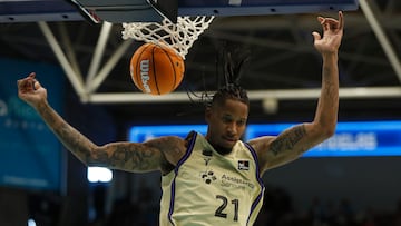 LUGO, 08/03/2026.- El alero del FC Barcelona Will Clyburn tras realizar un mate en la canasta del Río Breogán durante el partido de Liga Endesa disputado este domingo en el Pazo Provincial de los Deportes de Lugo. EFE/Eliseo Trigo