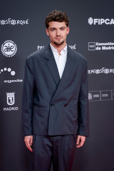 El actor Jon Lucas posa en la alfombra roja de la 31 edición de los Premios José María Forqué.