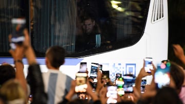 Fans cheer Inter Miami's Argentine player Lionel Messi as his team arrives on the eve of their friendly match against Atletico Nacional in Medellin, Colombia on January 30, 2026. (Photo by Jaime SALDARRIAGA / AFP)