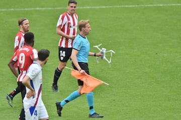 Un dron con un mensaje contra la Eurocopa en Bilbao cayó en San Mamés en pleno Athletic-Eibar. Por suerte, no golpeó a nadie. Está por ver si el incidente tendrá consecuencias. El Ministerio del Interior y LaLiga llegaron a un acuerdo para reforzar la vigilancia en los estadios, con el fin de detectar y neutralizar este tipo de artefactos.