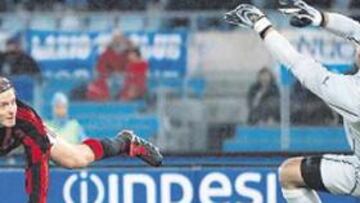 <b>PRESENCIA. </b>Ambrosini asegura un par de goles por temporada. En la imagen le marca uno a Peruzzi.