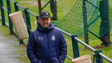 Jos¨¦ Alberto L¨®pez, entrenador del Racing, en las Instalaciones Nando Yosu.