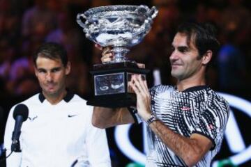 Rafa Nadal y Roger Federer durante la ceremonia de entrega de trofeos.