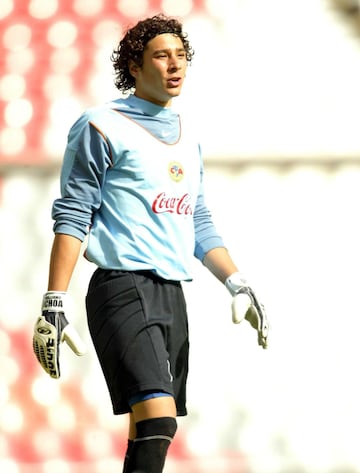 Memo Ochoa debutó con las Águilas del América el 15 de febrero de 2004, con apenas 18 años. El técnico holandés Leo Beenhakker le dio la oportunidad y Ochoa se estrenó como titular en el partido en el que los azulcremas se impusieron 3-2 a los Rayados de Monterrey. Por América marcaron Ricardo Rojas, Ariel González y Reinaldo Navia y por Monterrey anotaron Elliot Huitrón y Sergio Pérez.