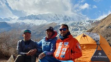 El monta?ero espa?ol Alex Txikon posa en el campo base antes de afrontar la primera subida invernal y sin ox¨ªgeno artificial al Manaslu, la octava cima m¨¢s alta del mundo.
