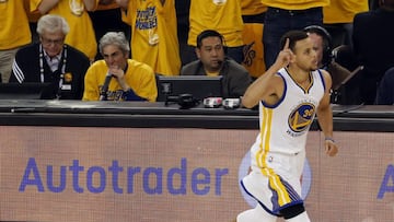 Curry enamoró con un canastón... que abrió la lluvia de triples