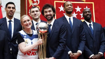 La presidenta de la Comunidad de Madrid, Cristina Cifuentes, junto al base Sergio Llull, muestra la Copa del Rey.