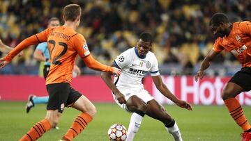 Soccer Football - Champions League - Group D - Shakhtar Donetsk v Inter Milan - NSC Olimpiyskiy, Kyiv, Ukraine - September 28, 2021 Inter Milan&#039;s Denzel Dumfries in action with Shakhtar Donetsk&#039;s Marlon and Mykola Matviyenko REUTERS/Gleb Garanic