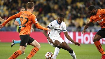Soccer Football - Champions League - Group D - Shakhtar Donetsk v Inter Milan - NSC Olimpiyskiy, Kyiv, Ukraine - September 28, 2021 Inter Milan's Denzel Dumfries in action with Shakhtar Donetsk's Marlon and Mykola Matviyenko REUTERS/Gleb Garanic
