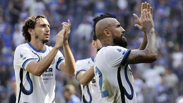 Soccer Football - Serie A - Sampdoria v Inter Milan - Stadio Comunale Luigi Ferraris, Genoa, Italy - September 12, 2021 Inter Milan's Arturo Vidal applauds the fans with teammates after the match REUTERS/Ciro De Luca