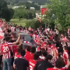 Este año no tocaba: cientos de fans del Athletic fueron a Lezama a despedir al equipo