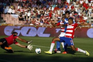  Esteban (UD Almeria) detiene ante Youssef El Arabi (Granada CF).