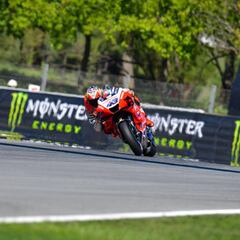 Miller lidera una jornada sólo de tanteo por culpa de la lluvia