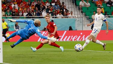Espectacular el pase largo en diagonal de Pedri hacia el segundo palo, pero Dani Olmo, en su disparo cruzado, la mandó rozando el palo largo. España tuvo el primero.