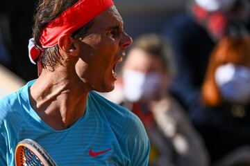 El 13? t¨ªtulo para Nadal en Par¨ªs se adivinaba dif¨ªcil. Por las condiciones de fr¨ªo en oto?o, por las nuevas bolas Wilson m¨¢s duras y menos vivas unidas a la humedad. Pero el Roland Garros de la pandemia tambi¨¦n fue suyo. Sin ceder ni un solo set en todo el torneo, machac¨® en la final a Novak Djokovic por 6-0, 6-2 y 7-5 en 2h:41. Su 20? t¨ªtulo de Grand Slam que le igualaba con Roger Federer en lo m¨¢s alto de la cima del tenis.