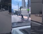 ¡Solo en Brasil! Andando en bici este tipo hace dominadas con la cabeza