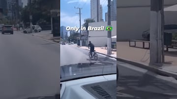 ¡Solo en Brasil! Andando en bici este tipo hace dominadas con la cabeza