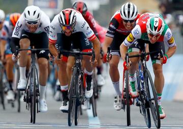 Gaviria gana en Orbetello tras la descalificación de Viviani
El italiano se impuso en el esprint, pero fue descalificado por cambiar la trayectoria y tocarse con Moschetti. 