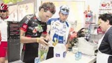 <b>AGUA PARA TODOS.</b> Valverde paga su garrafa de agua.