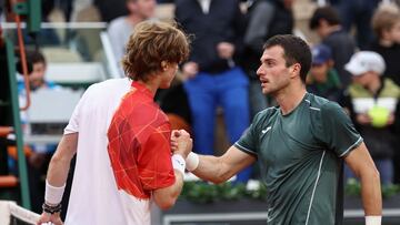 Andrey Rublev y Pedro Martinez se saludan después de su partido en Roland Garros.