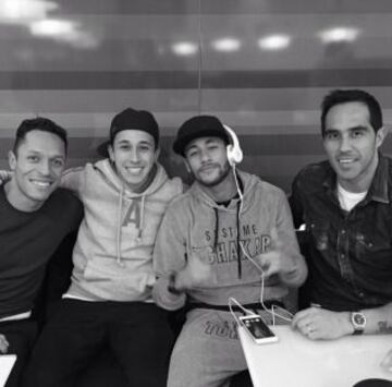 Adriano, Orellana, Neymar y Bravo viajaron juntos a Sudamérica para pasar las fiestas.