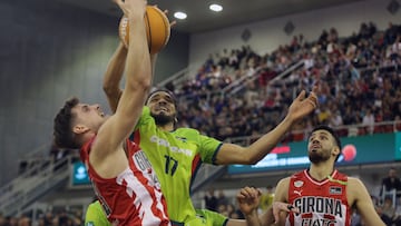 El ala-pivot francés de Coviran Granada, Amine Noua (2i), tapona el lanzamiento del alero de Basquet Girona, Sergi Martínez, durante el encuentro correspondiente a la fase regula de la Liga Endesa que disputan hoy sábado en el Palacio de los Deportes de Granada.