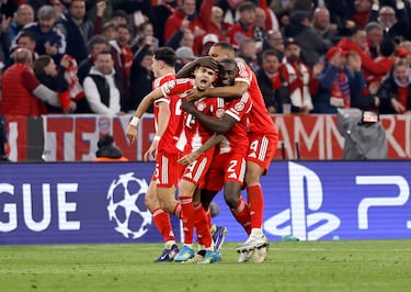 3-3. Luis Díaz celebra el tercer tanto con sus compañeros.
