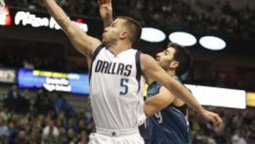 J.J. Barea, anota ante Ricky Rubio.