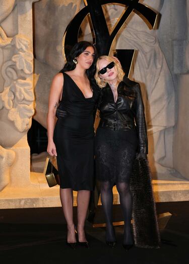 Madonna y Lourdes Leon posa a su llegada al desfile de la colección prêt-à-porter femenina primavera/verano 2026 del diseñador Anthony Vaccarello para la casa de moda Yves Saint Laurent durante la Semana de la Moda de París, en París.