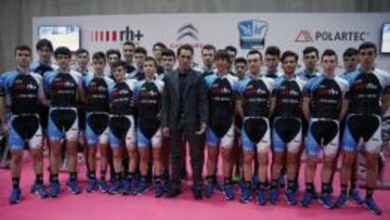 Alberto Contador (c), durante la presentación hoy, en la sede del Consejo Superior de Deportes (CSD), de los equipos ciclistas junior y sub23.