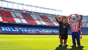 Berni e Indi, mascotas de Bayern y Atlético, sobre el césped del Vicente Calderón antes del partido de ida de semifinales de la Champions 2015-2016.