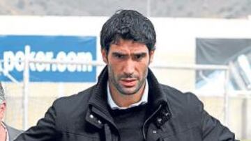 <b>PEINARÁ EL MERCADO. </b>Fernando Sanz con Fernández Mochón.