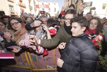 Baño de masas en la entrada al Ayuntamiento de Cervera.
