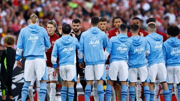 Soccer Football - Premier League - Arsenal v Manchester City - Emirates Stadium, London, Britain - October 8, 2023 Arsenal's Martin Odegaard shakes hands with Manchester City's Erling Braut Haaland before the match Action Images via Reuters/John Sibley NO USE WITH UNAUTHORIZED AUDIO, VIDEO, DATA, FIXTURE LISTS, CLUB/LEAGUE LOGOS OR 'LIVE' SERVICES. ONLINE IN-MATCH USE LIMITED TO 45 IMAGES, NO VIDEO EMULATION. NO USE IN BETTING, GAMES OR SINGLE CLUB/LEAGUE/PLAYER PUBLICATIONS.