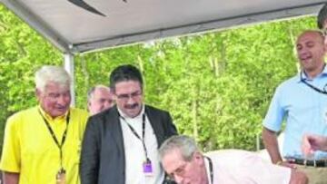 <b>81 CUMPLEAÑOS. </b>Hinault y Poulidor observan a Bahamontes.