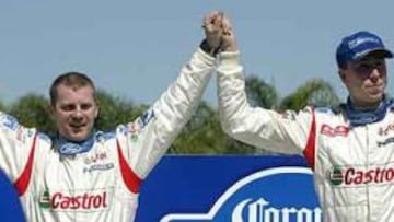 <B>COMPAÑEROS. </B>Michael Park, a la izquierda, posa con Markko Martin tras un rally.