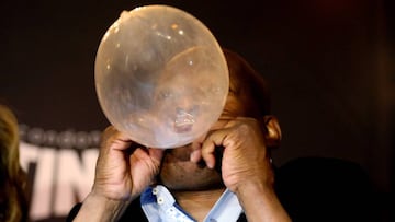 Faustino Asprilla durante la presentación de su marca de preservativos.